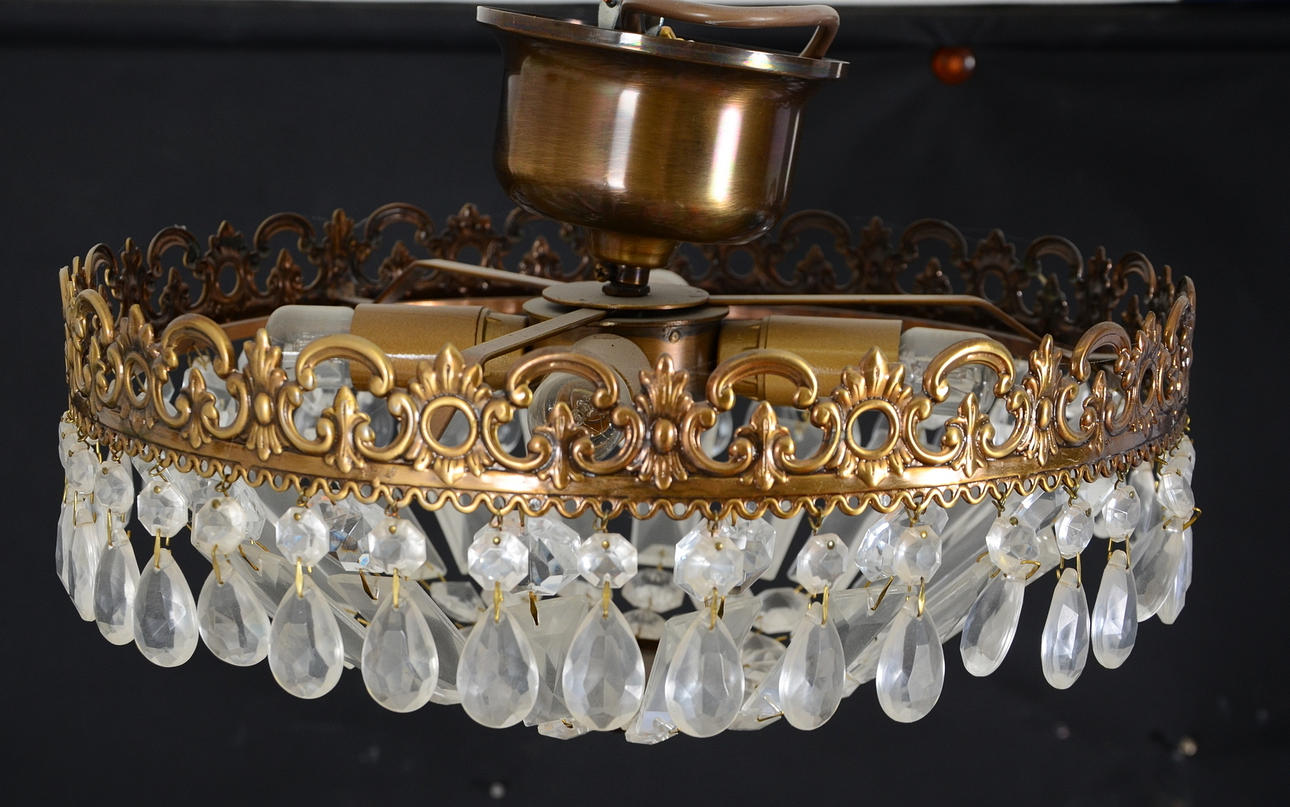 KRISTALLAMPA, mässing med prismor, 1900-tal.