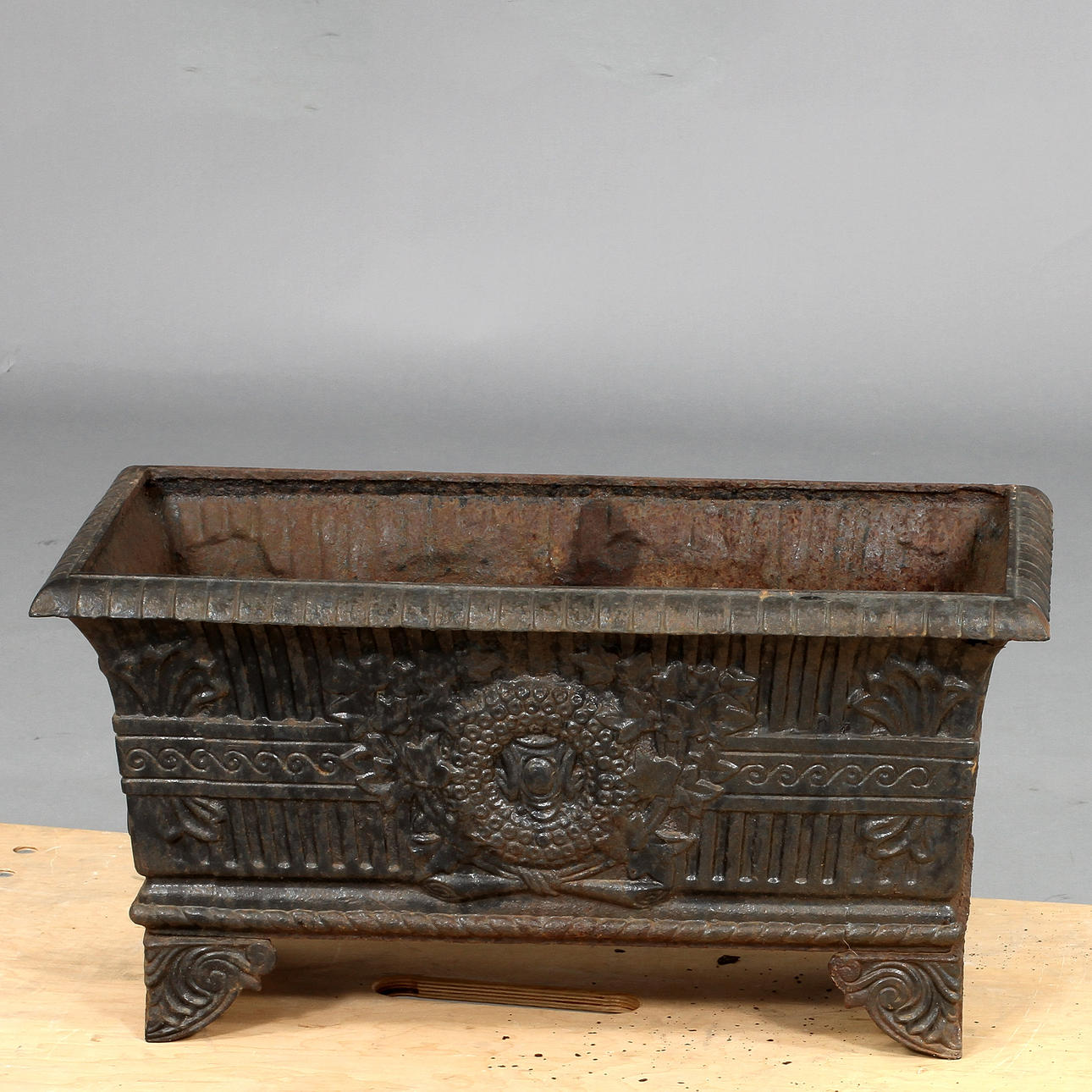 BLOMSTERLÅDA, gjutjärn, 1900-tal.