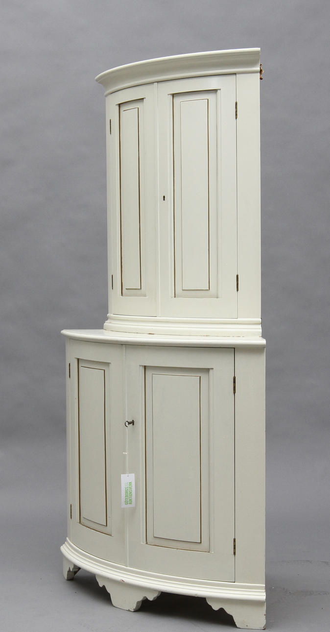 HÖRNSKÅP, gustaviansk stil 1900-tal.