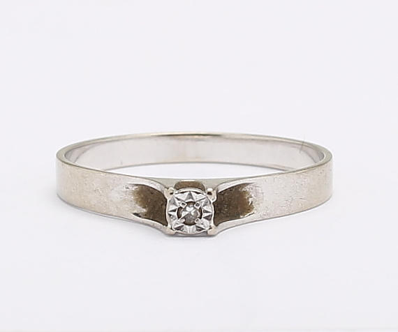 RING, 18K vitguld, med diamant. Total vikt ca 1,9 g.