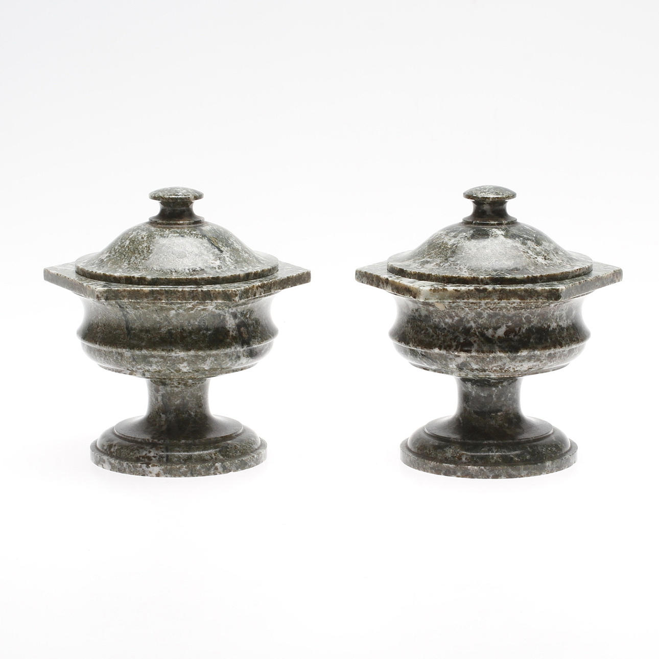 SALTKAR, ett par, kolmårdsmarmor, 1900-tal.