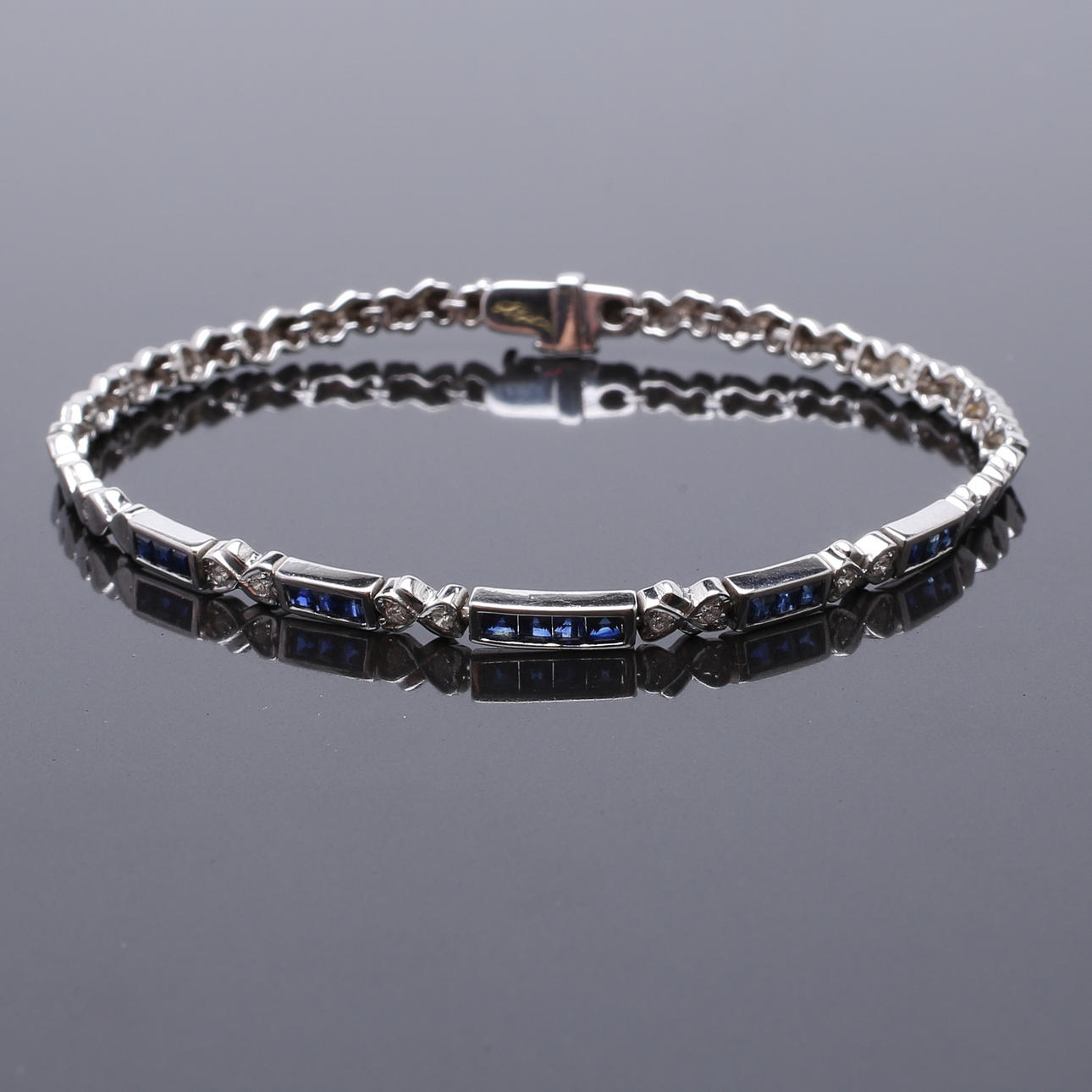 ARMLÄNK 18 K vitguld med diamanter 0,08 ct och safirer. Vikt 10,03 g.