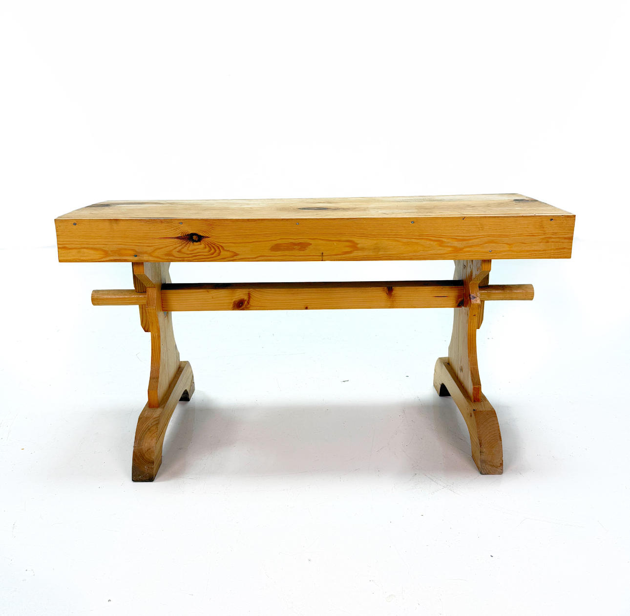 Un taburete de madera del siglo 1900.