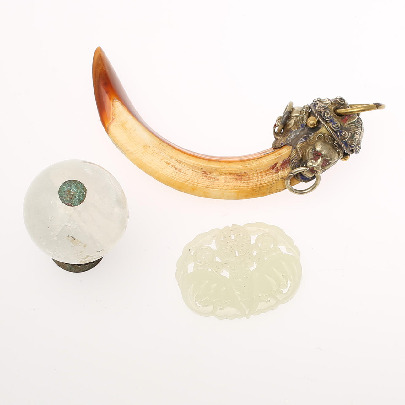 AMULETT i Jade, Tand i ben och hattdekoration i kristall.