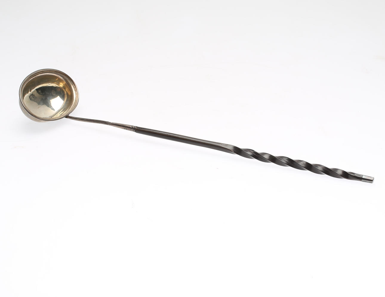 PUNSCHSLEV, silver med skaft i vridet valben, 1800-tal.