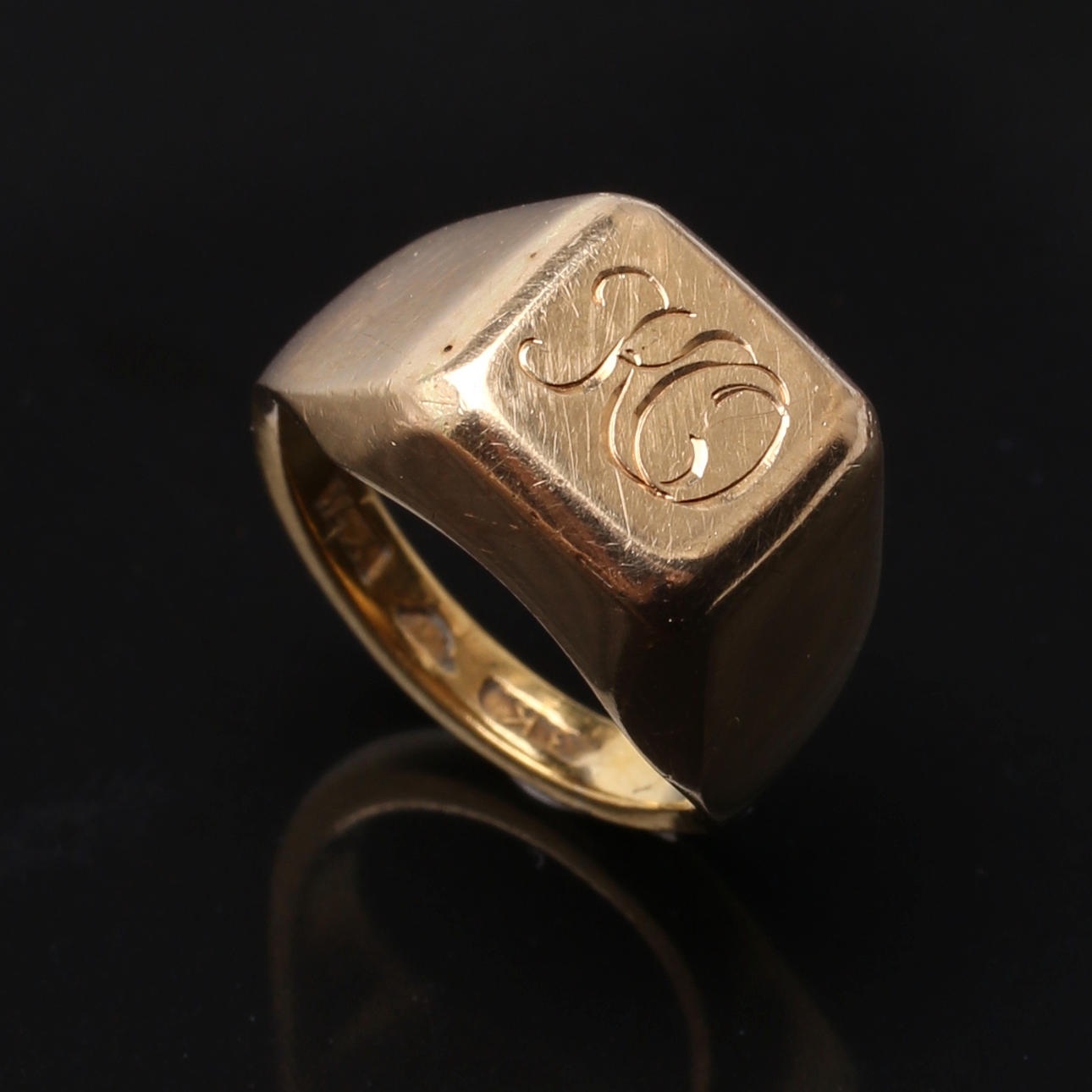 KLACKRING 18 K guld, 1925. Vikt 5,21 g.