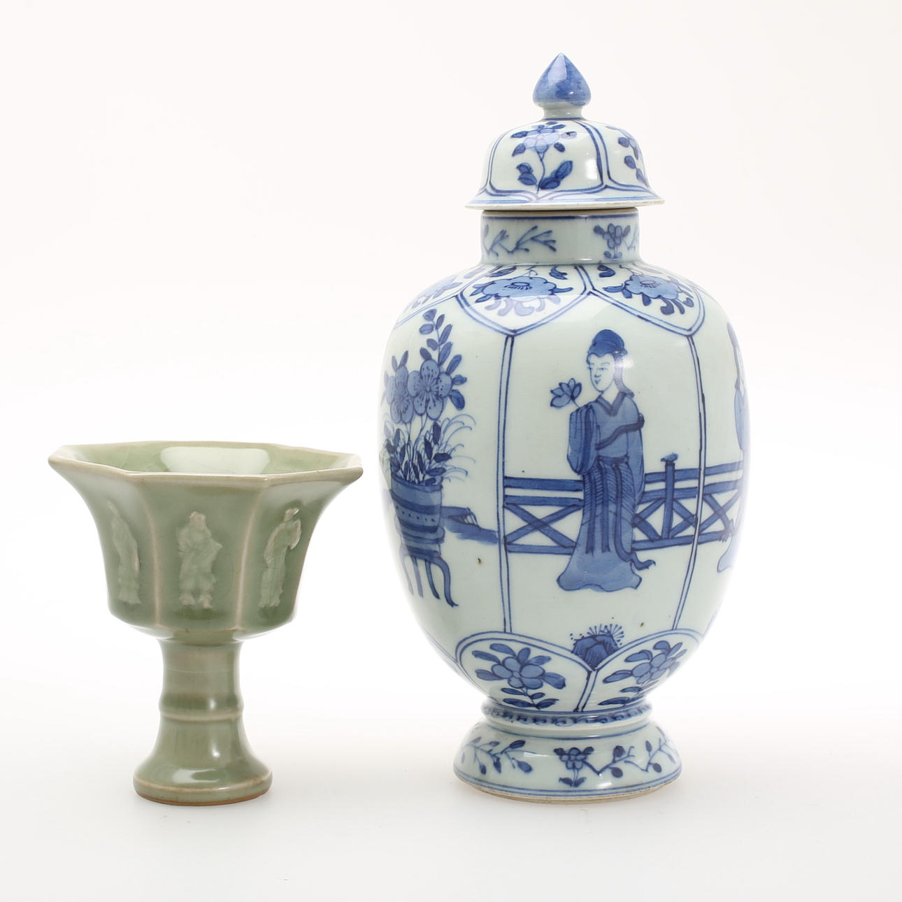 LOCKURNA, porslin. VINKOPP, Celadonglasyr. Kina.