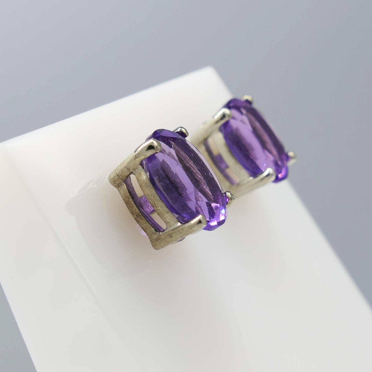 NATURAL AMETHYST ear studs.