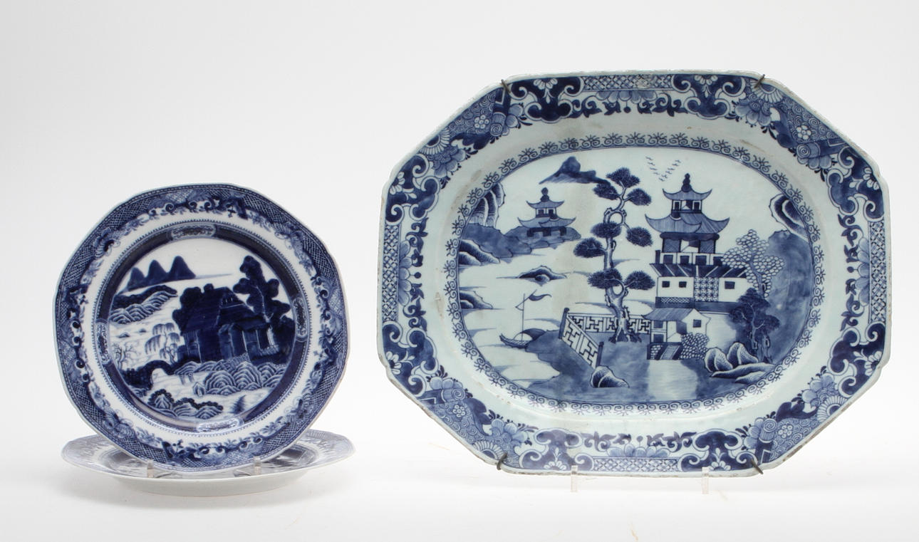 STEKFAT och TALLRIKAR, ett par, porslin. Kina, Qianlong (1736-95).