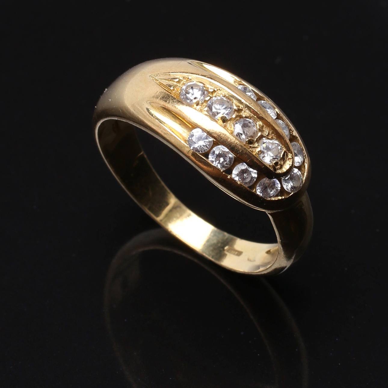 RING i 18 K gult guld med vita stenar. Vikt 4,90 g.