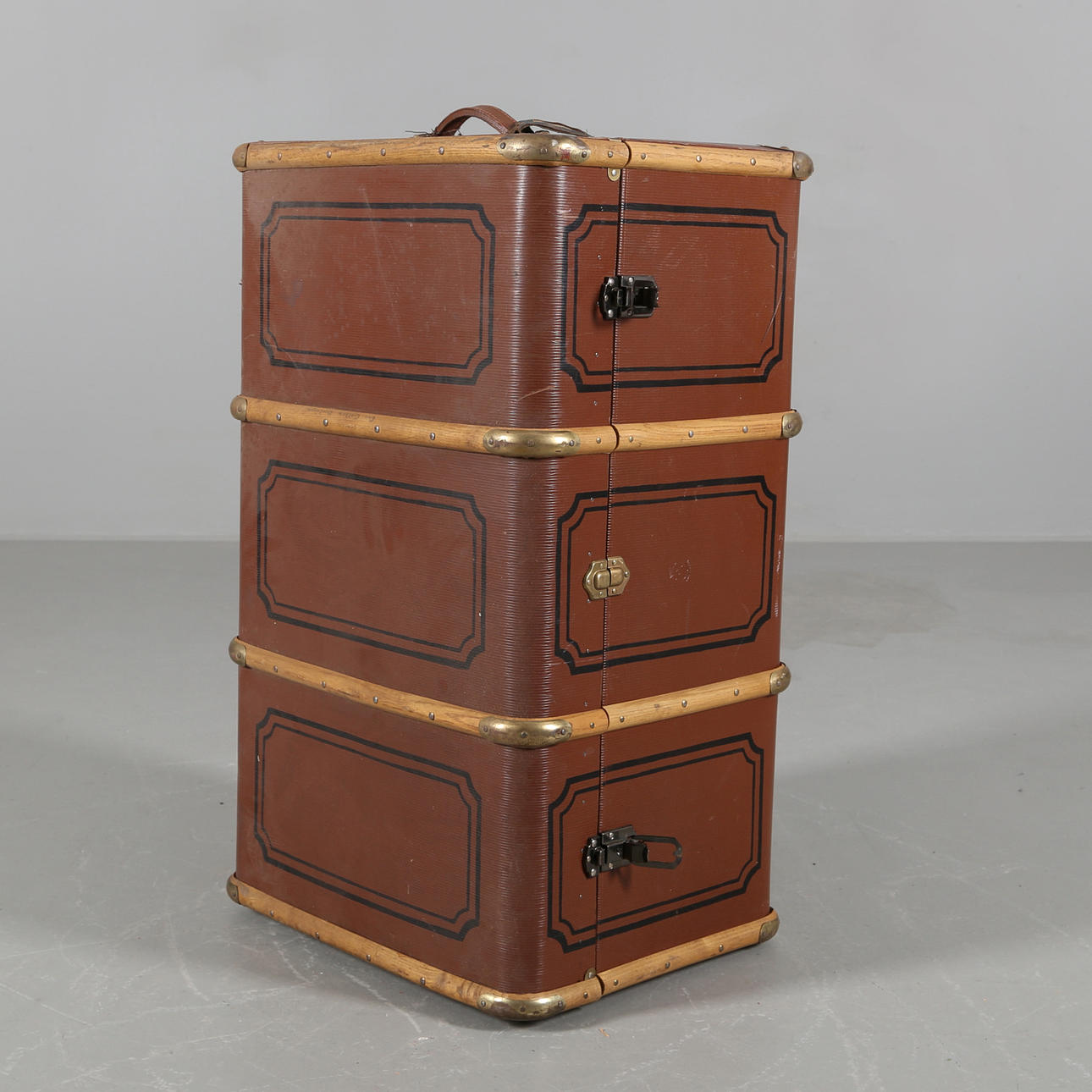 KOFFERT, trä och papp, 1900-talets första hälft.