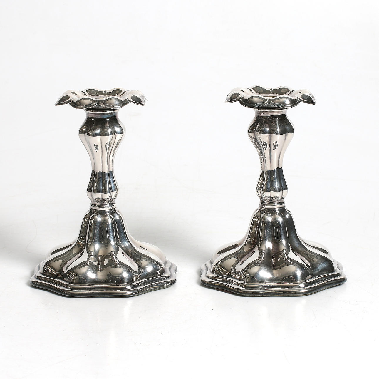 LJUSSTAKAR, ett par, rokokostil, C G Hallberg. 1900-tal.