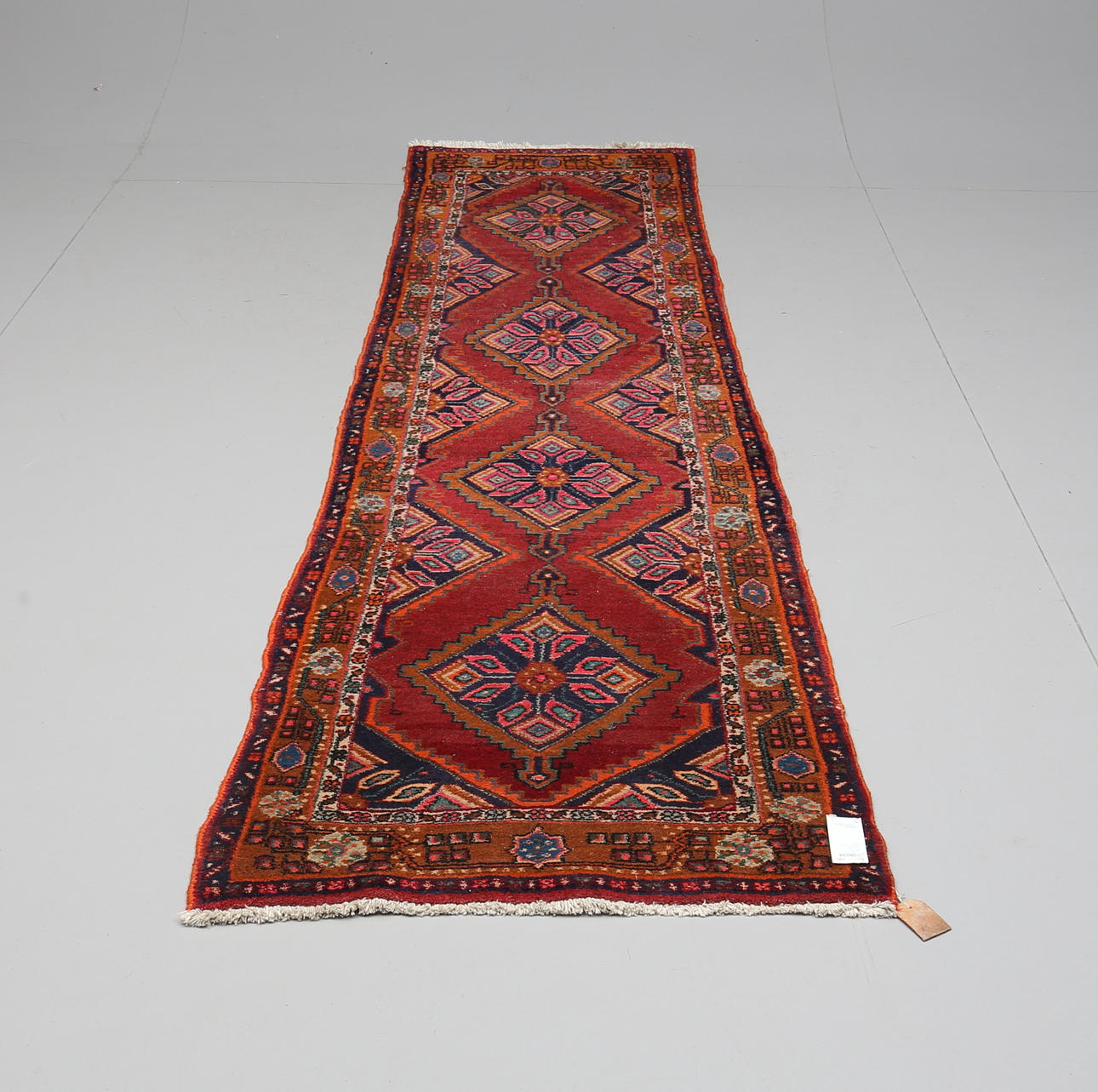 MATTA, Hamadan, galleri. Ca 325 x 82 cm.