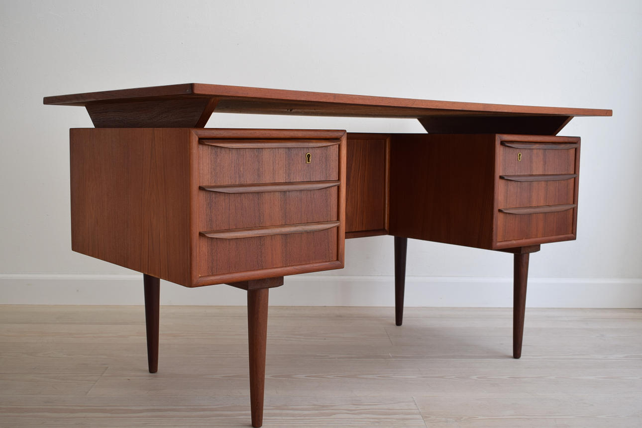 SKRIVBORD I TEAK, 1950-TAL.