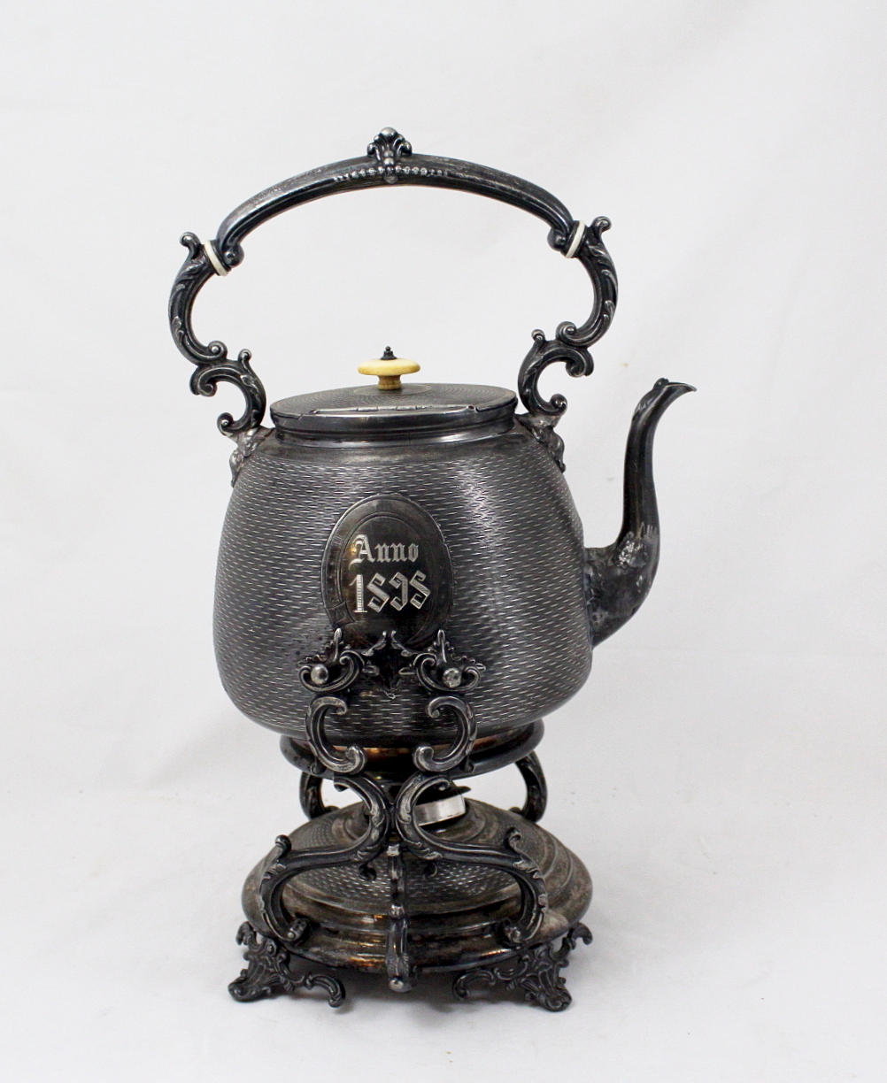 KAFFEKANNA med ställning, metall, daterad 1898.