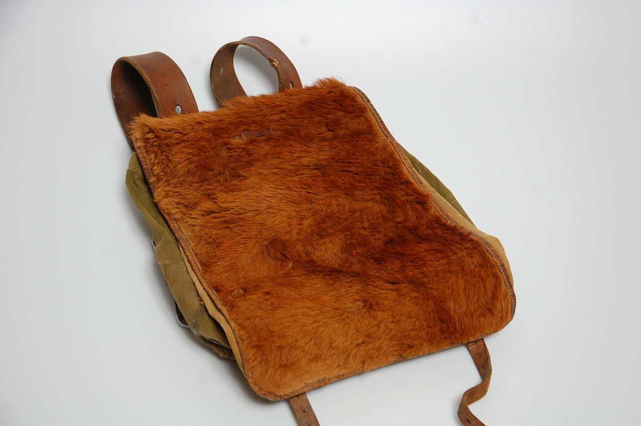 RYGGSÄCK, möjligen älgskinn, märkt 1936.