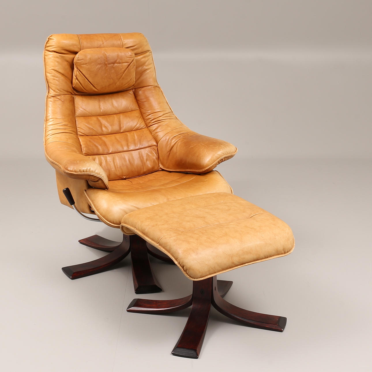 SNURRFÅTÖLJ med FOTPALL, skinn.