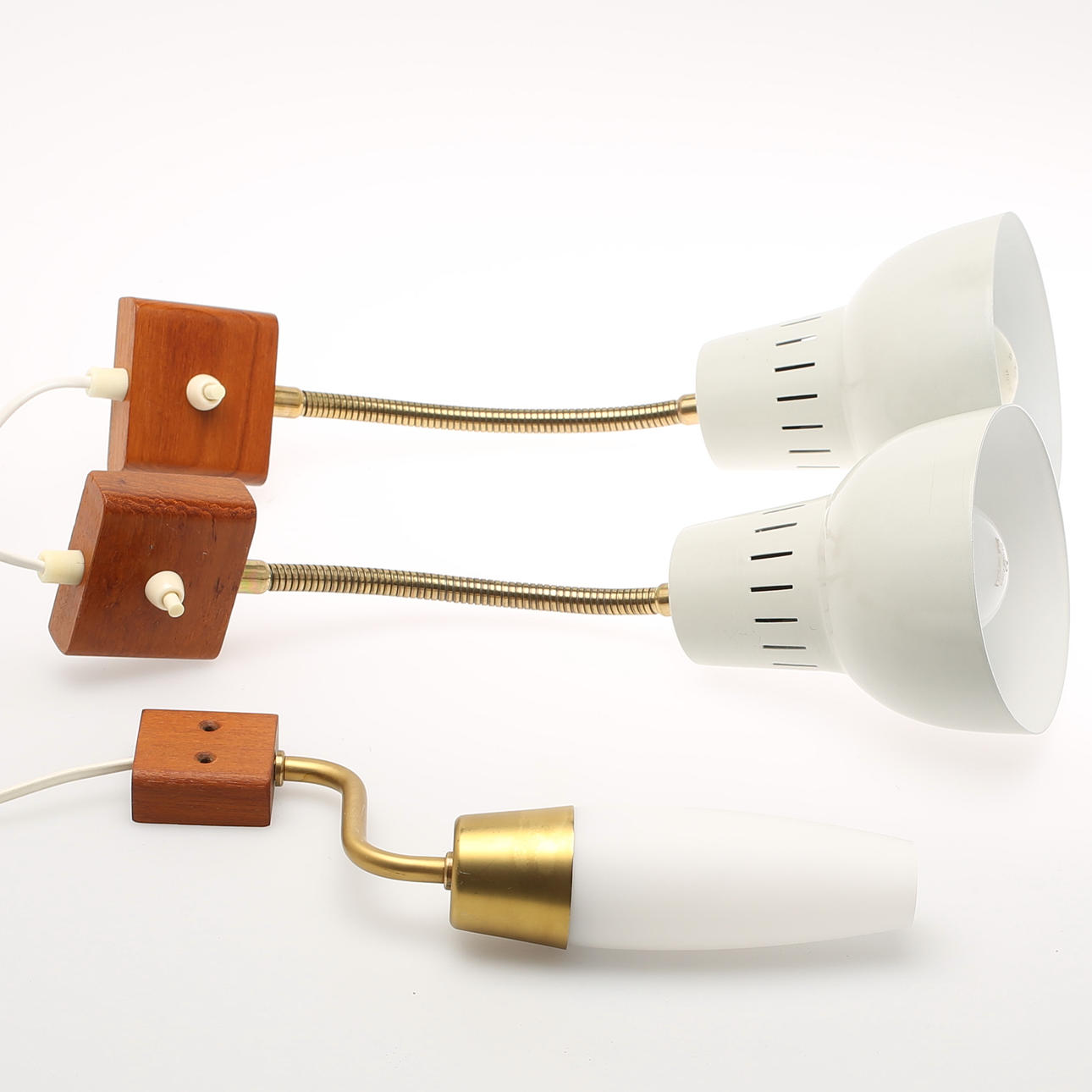 SÄNGLAMPOR, ett par. Vägglampett.