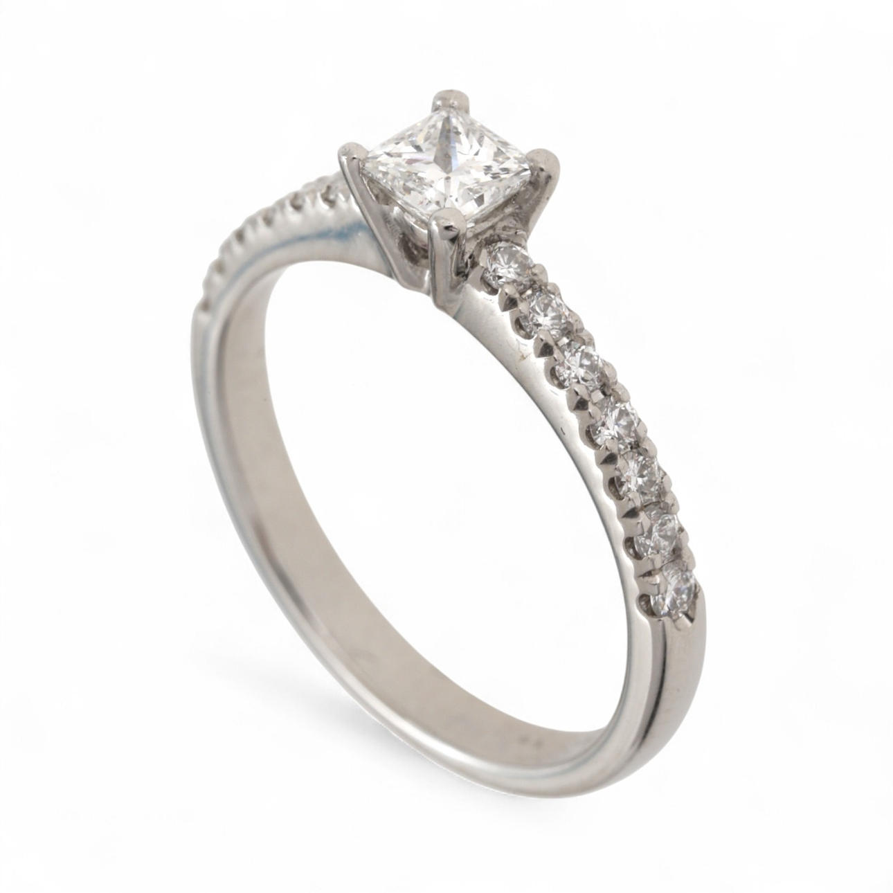 Diamond ring with certificate.