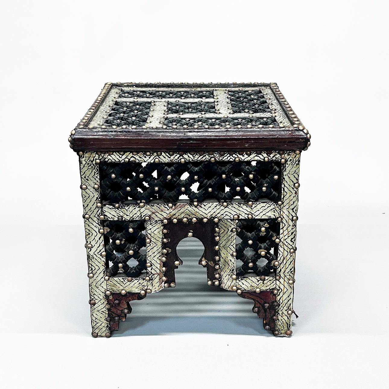 EASTERN TABLE. Furniture - Tables - Auctionet