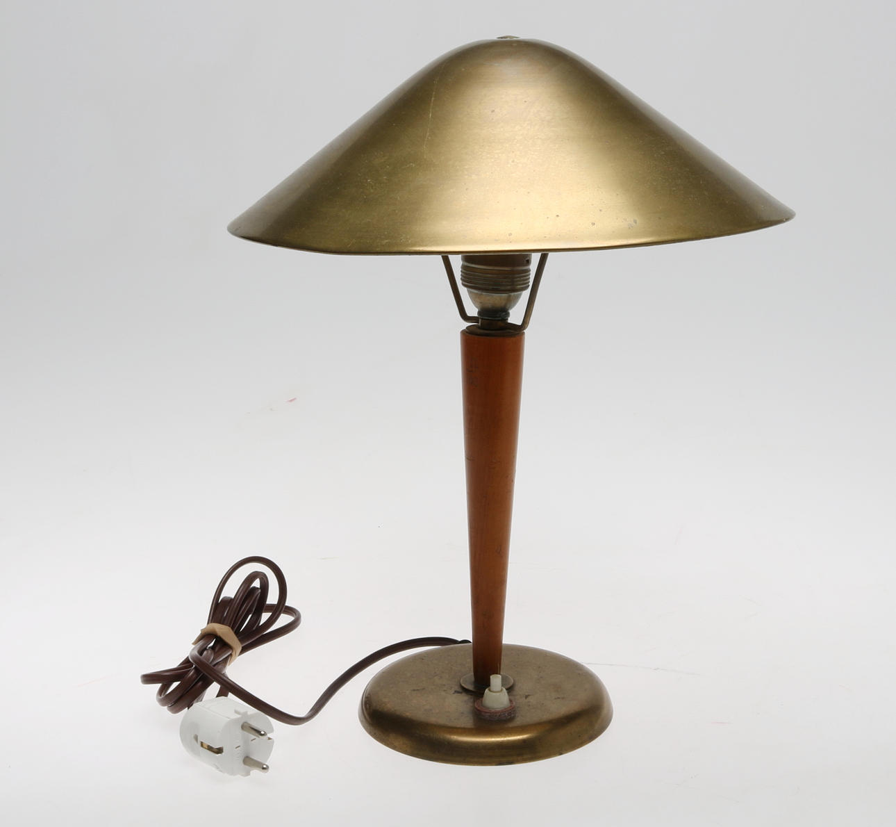 BORDSLAMPA, trä och mässing, 1900-tal.