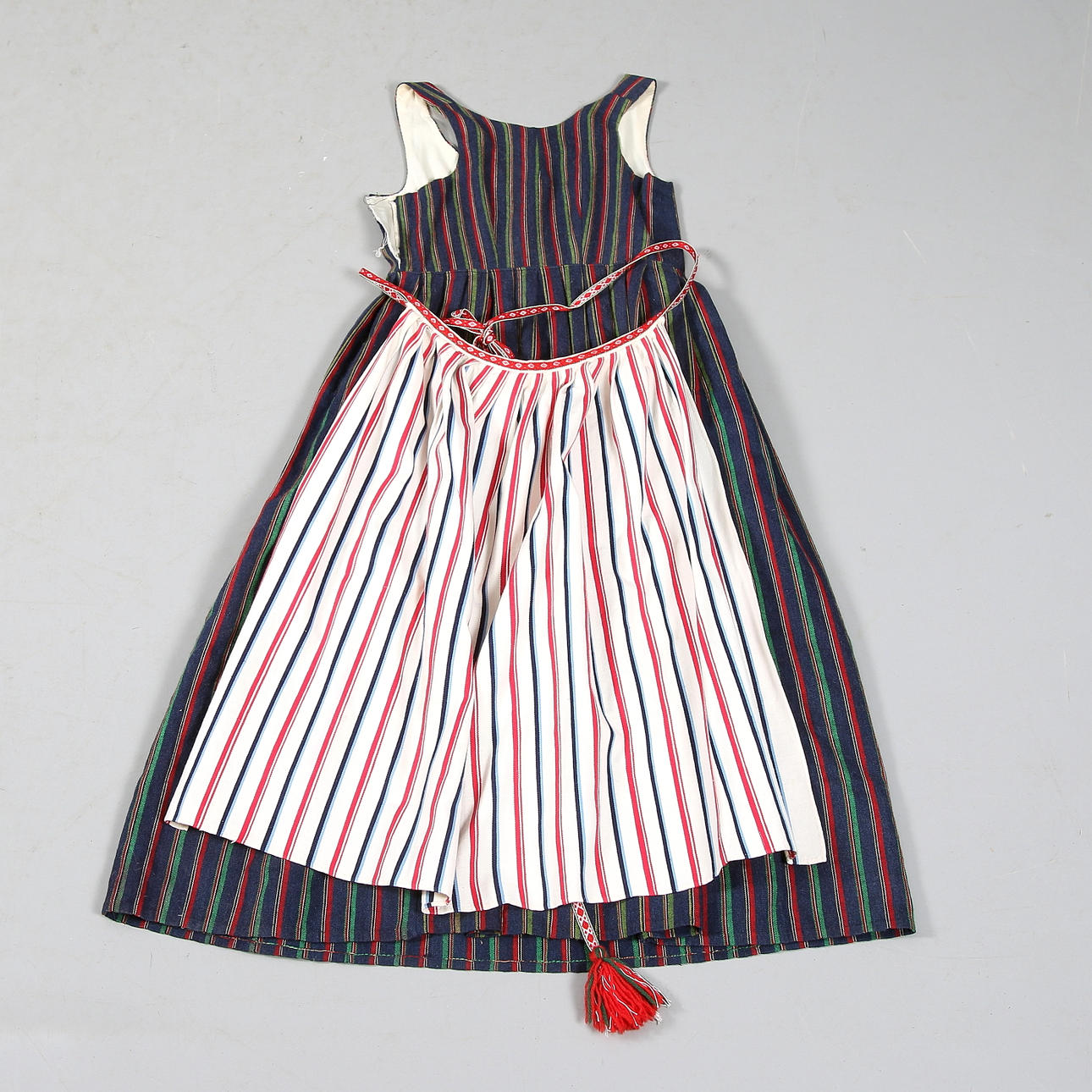 FOLKDRÄKT, 3 delar. Ångermanland, 1900-tal. Strl. ca 40.