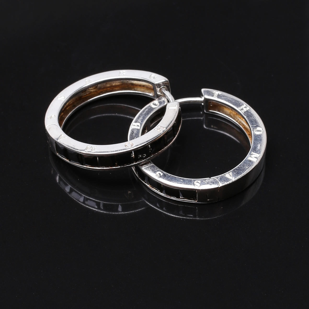 KREOLER i silver och svarta stenar, Thomas Sabo.