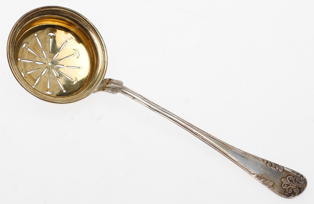 SOCKERSTRÖARE, "Franska Liljan" silver, Linköping 1915, vikt ca 50,8 gram.