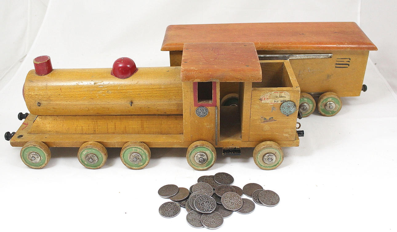 TÅG, trä, lok och vagn, med last 25 st 5-öringar 1942-1949.