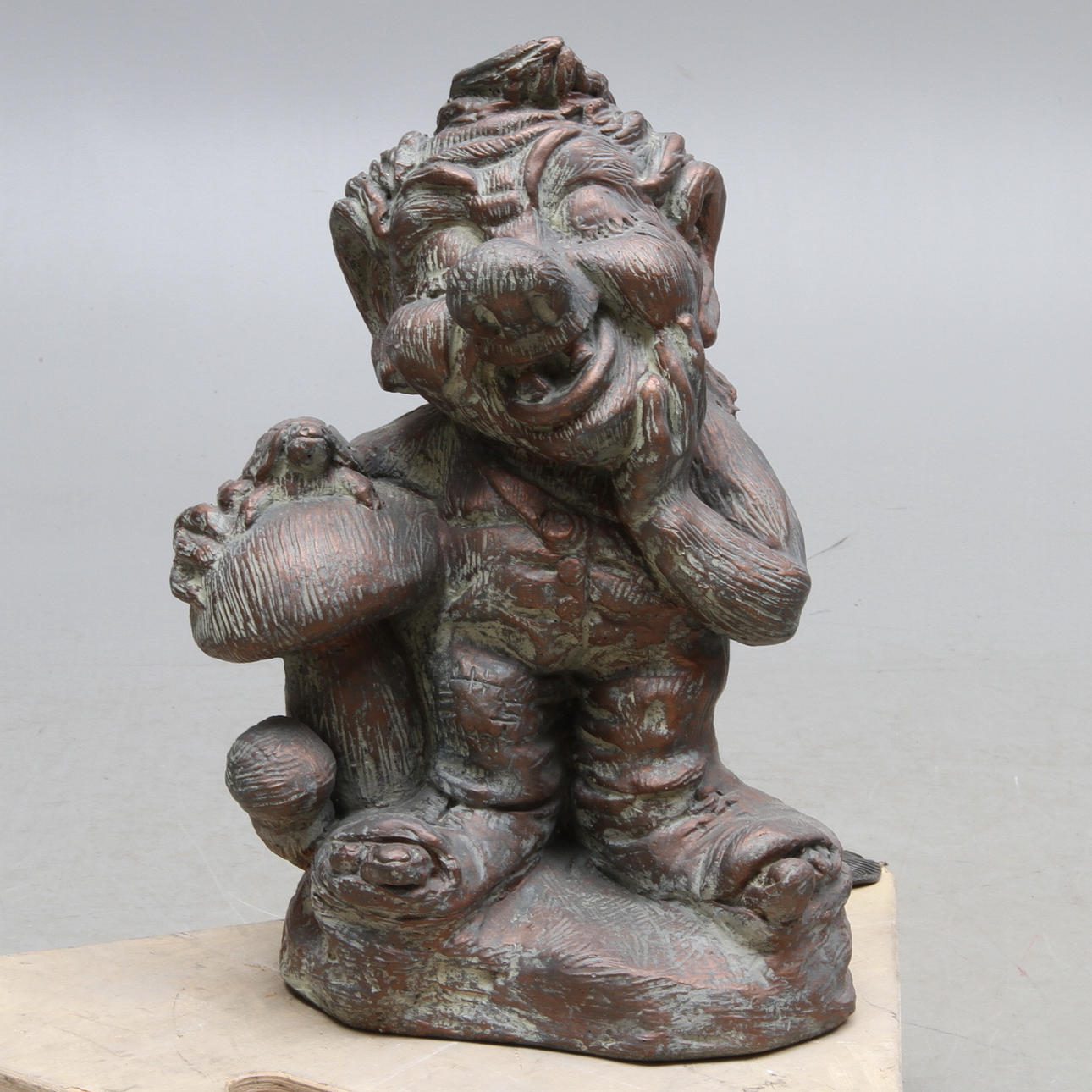 TRÄDGÅRDSSKULPTUR, troligen betong, Gino Manca, dat 1968.