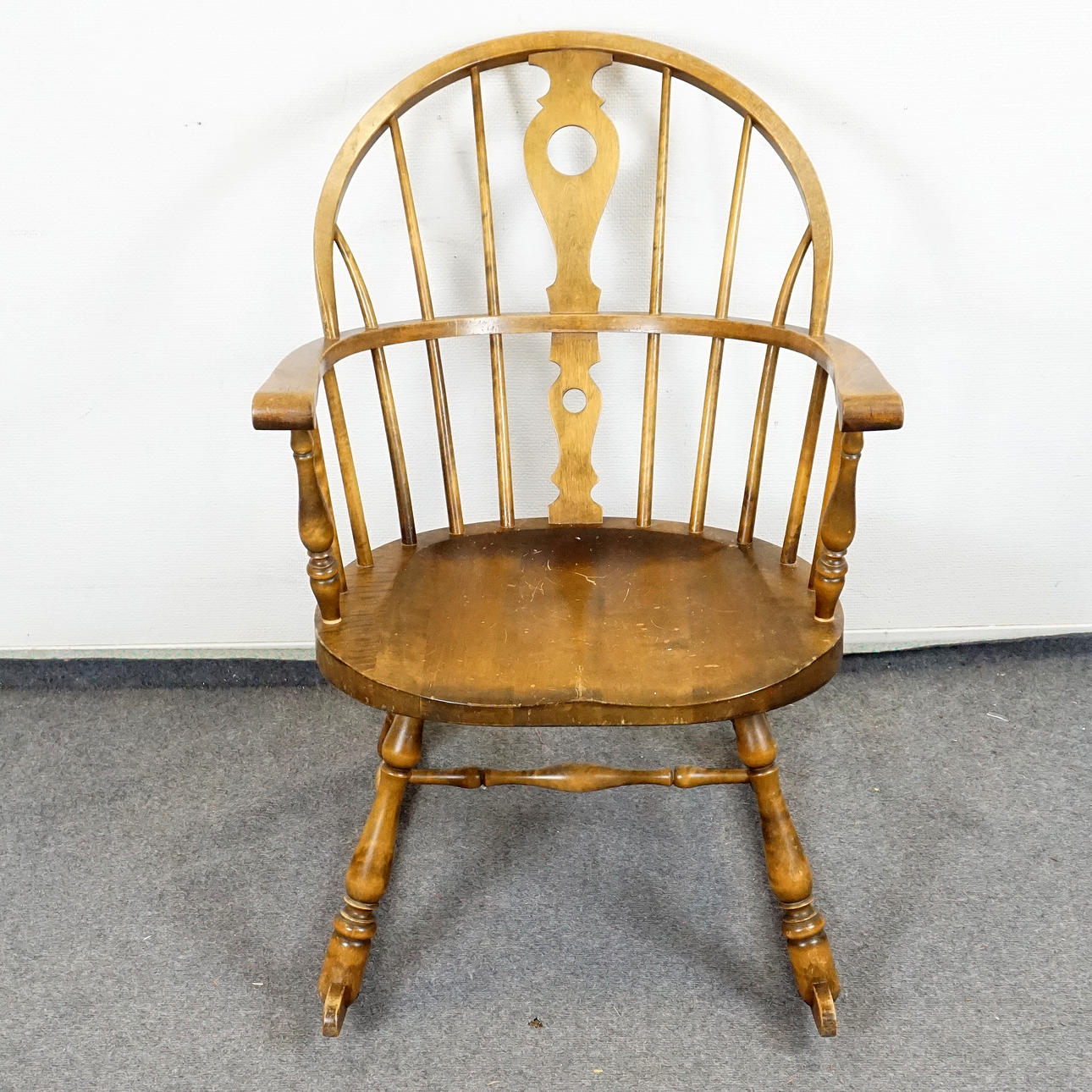 GUNGSTOL. Windsormodell, trä, 1900-tal.