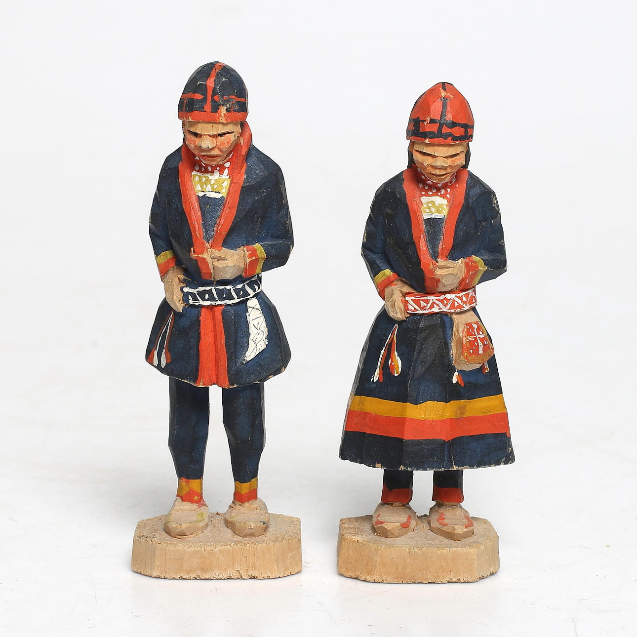 SAMEFIGURER / SKULPTURER, ett par trä, monogramsignerade Georg Jonsson. 1900-talets första hälft.