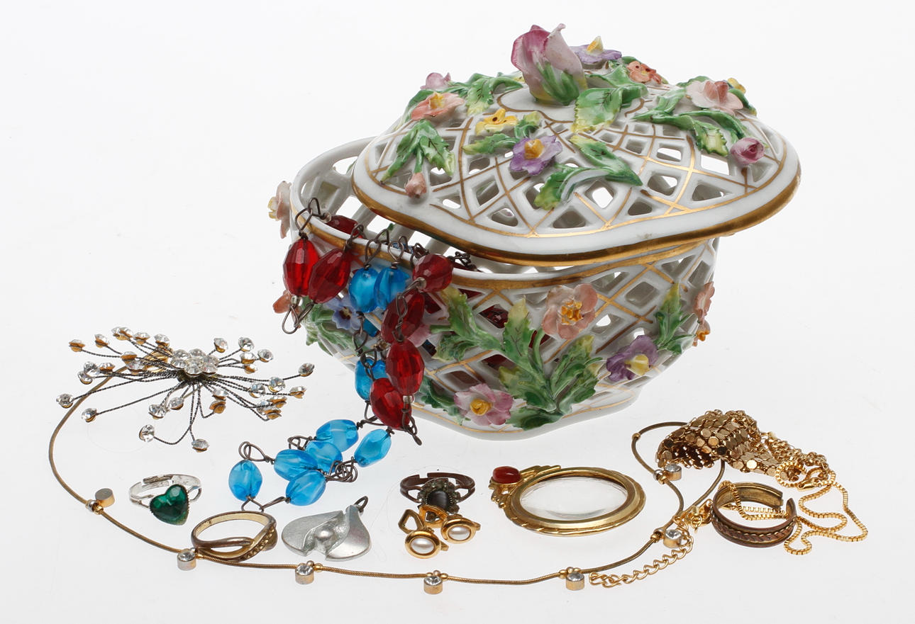 SKÅL MED LOCK, porslin, Dresden och BIJOUTERIER, 1900-tal.