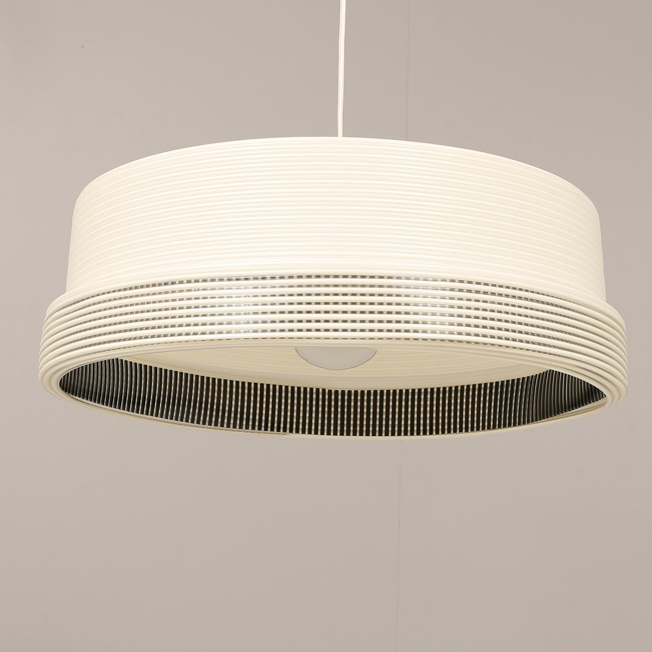 TAKLAMPA, plastskärm, 1900-talets andra hälft.