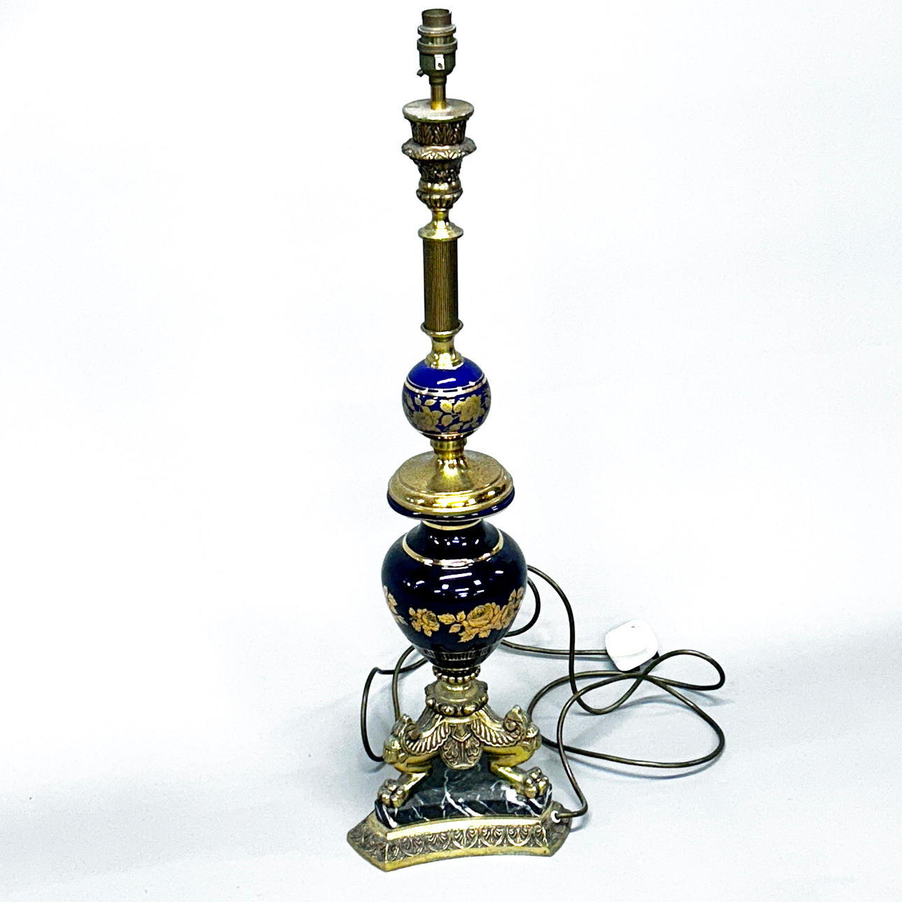 STOR LAMPFOT I MÄSSING OCH PORSLIN.