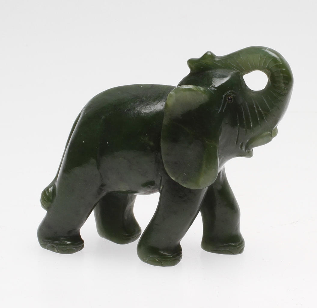 ELEFANT, nefrit/jade, 1900-tal, vikt ca. 178 gram.
