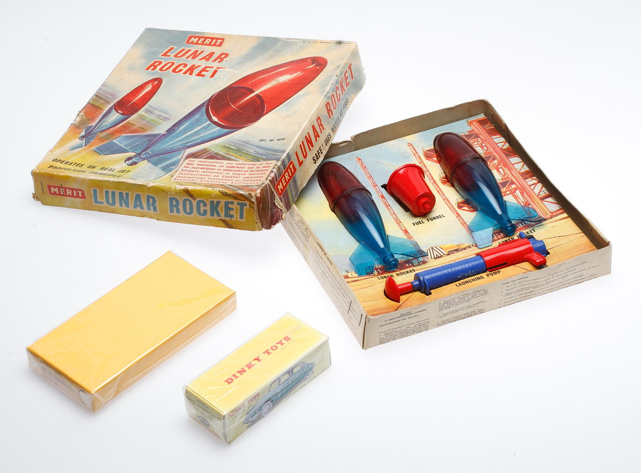 LEKSAKER, 3 delar, bland annat Editions Atlas Dinky Toys samt Lunar Rocket.
