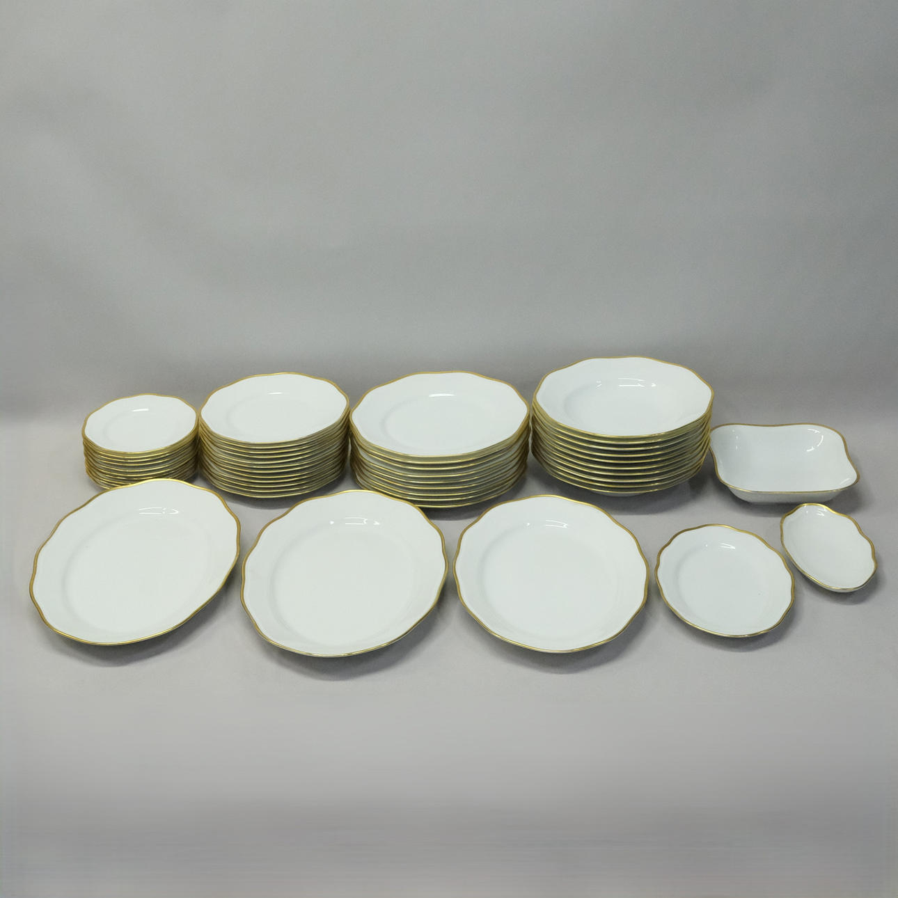 DINNERWARE, “MODEL CARLSBAD”, PIRKEN HAMMER, 47 PIECES.