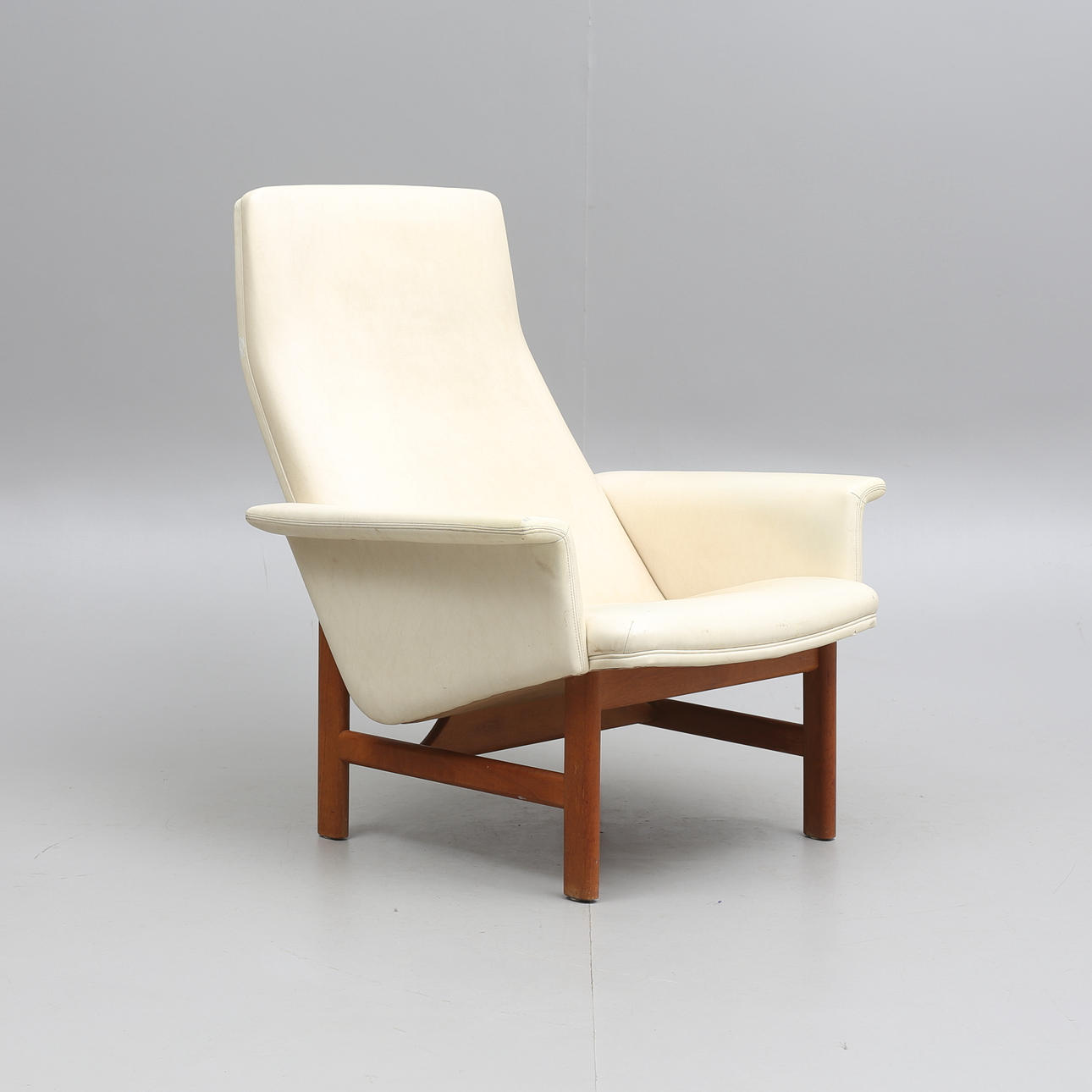 FÅTÖLJ, teak och konstläder, 1900-talets mitt.