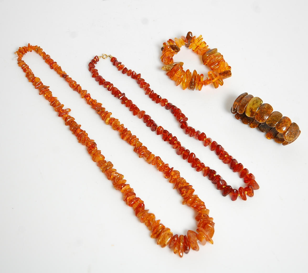 HALSBAND, ARMBAND, 4 delar delvis bärnsten.