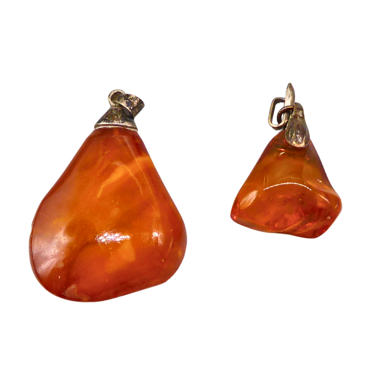 2 AMBER PENDANTS WITH SILVER SUSPENSION.