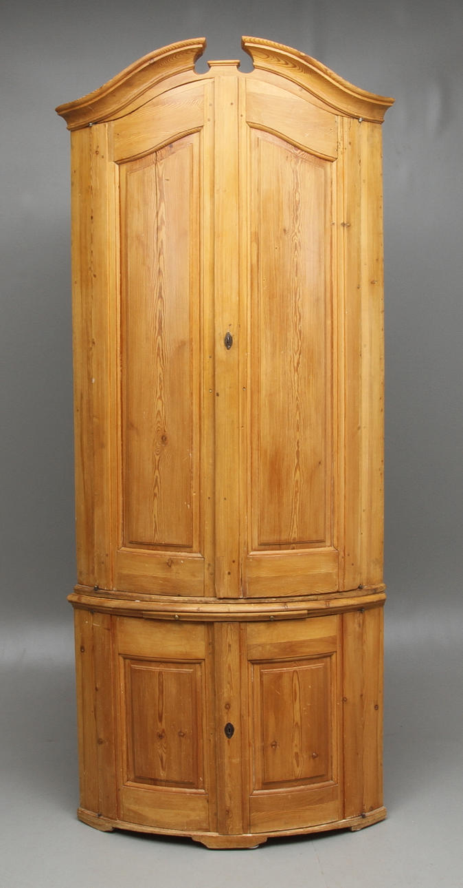 HÖRNSKÅP, furu, 1700-tal.