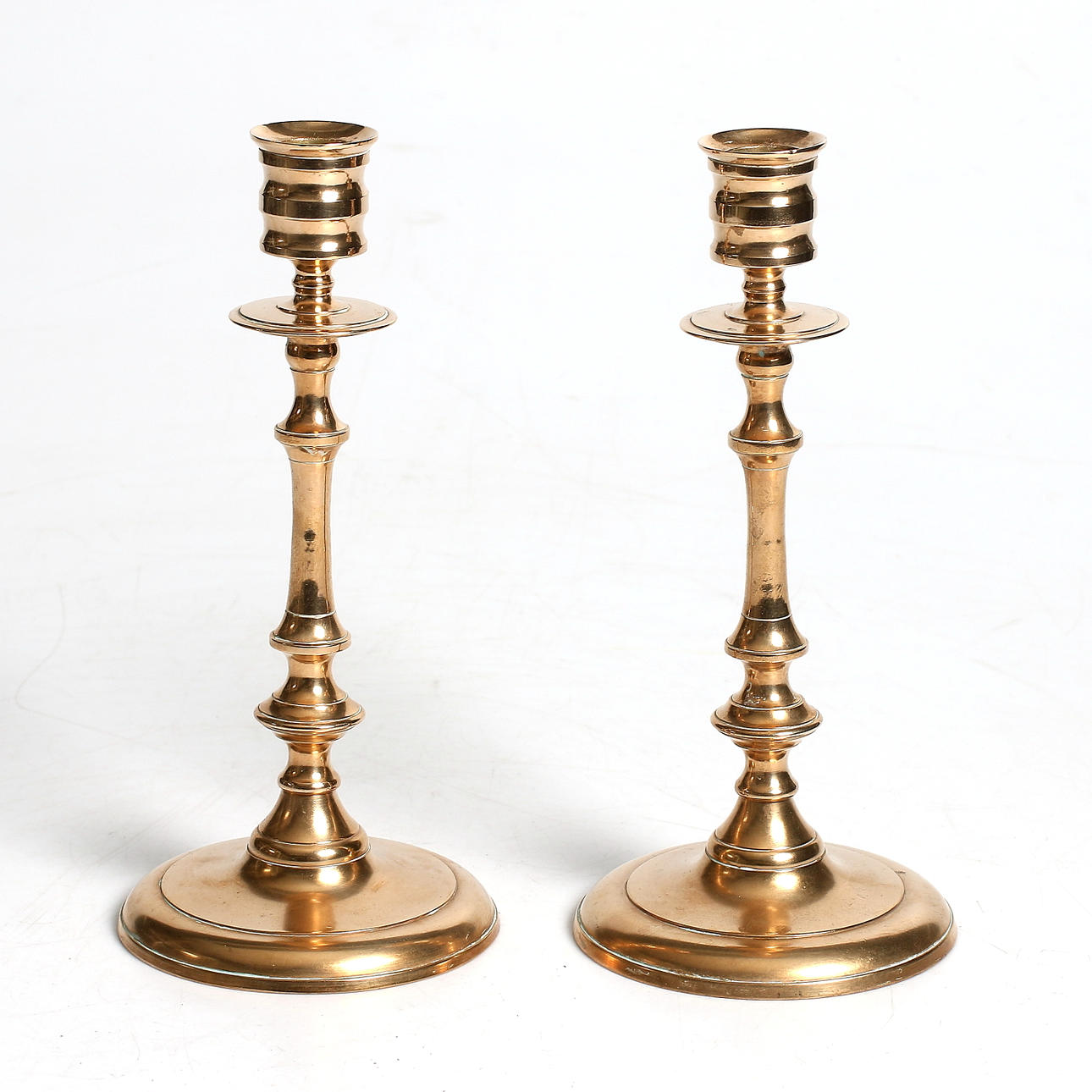 LJUSStAKAR, ett par, mässing EA. Näsman, Eskilstuna & Co.. 1800-talets slut.