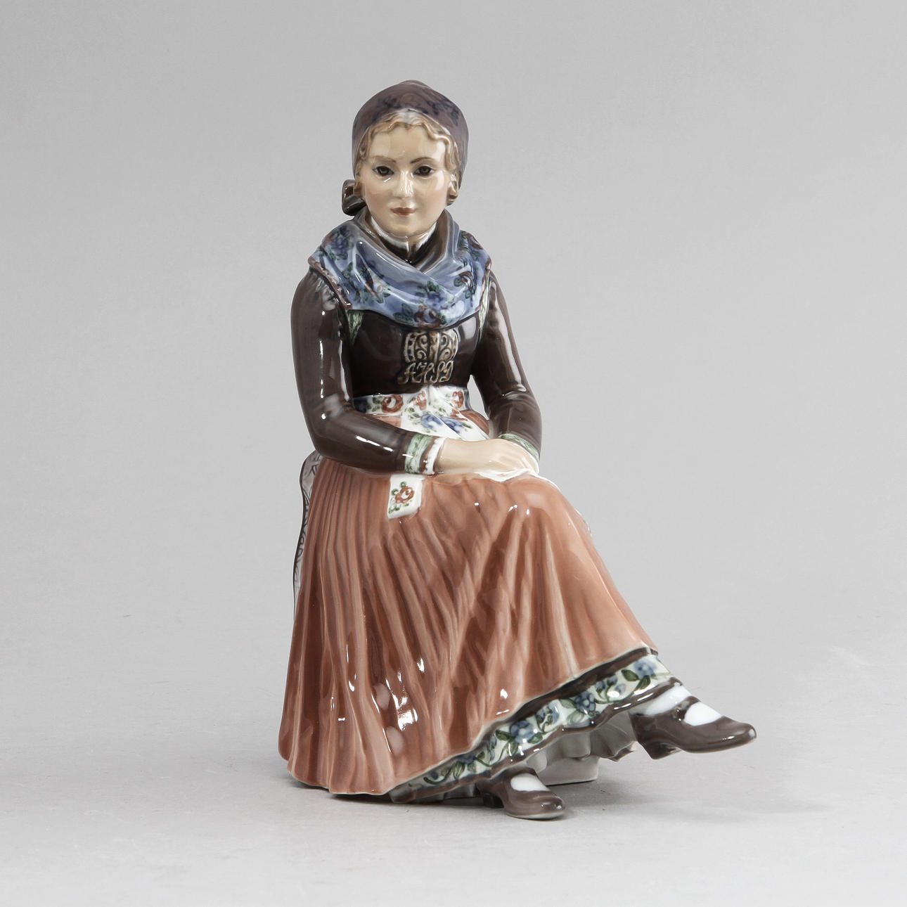 FIGURIN "Amagerpige", porslin, modellnr 1110, Dahl Jensen, Danmark.