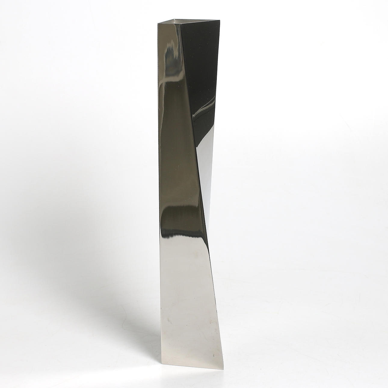ZAHA HADID. Vas, polerat rostfritt stål, "Crevasse" 063342, Alessi, Italien, 2000-tal.