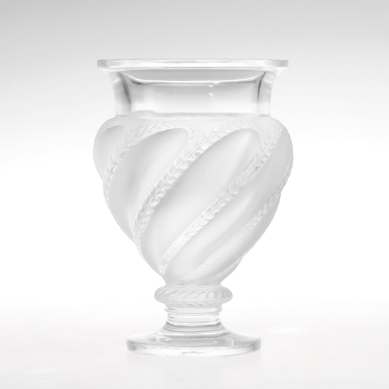 VAS, gjuten klar och matterad glasmassa. Lalique, Frankrike efter 1946.