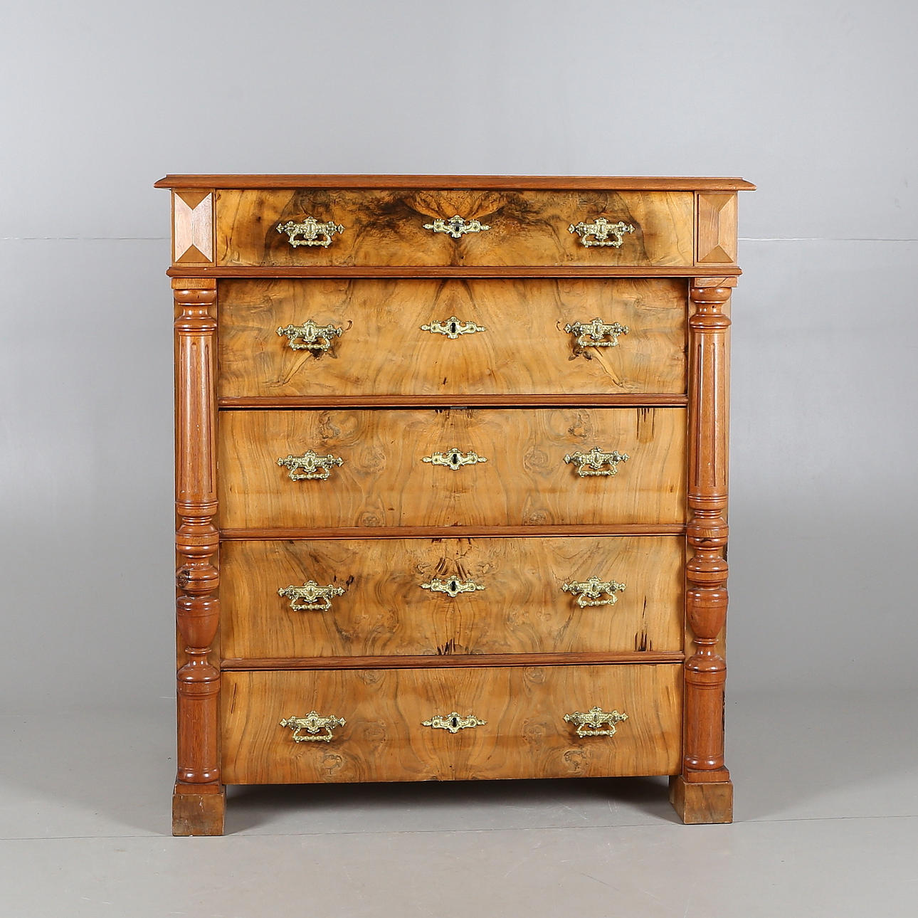 BYRÅ, fanérad med rotfanér, 1900-talets första hälft.