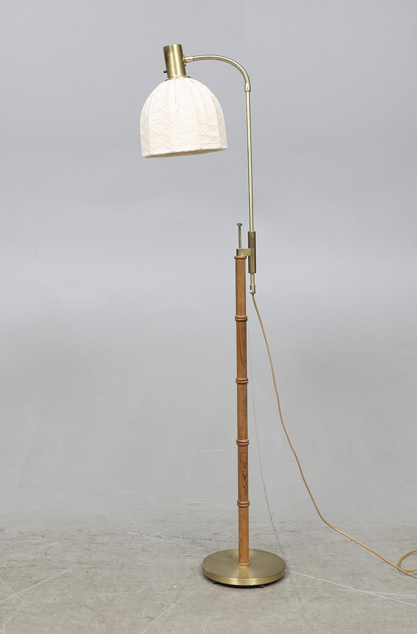 GOLVLAMPA, gulmetall och trä, omkring 1900-talets mitt.