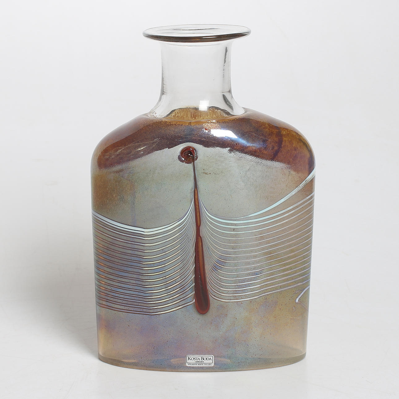 BERTIL VALLIEN. Flaska / vas, konstglas, Ateljé, Kosta Boda, signerad, 1900-tal.