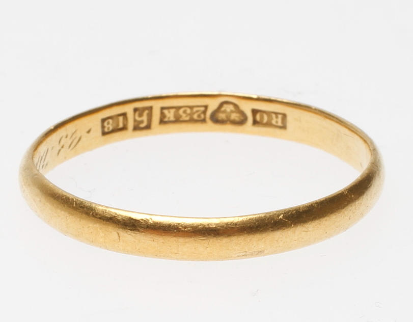 RING, 23k guld, vikt ca 3,4 gr.